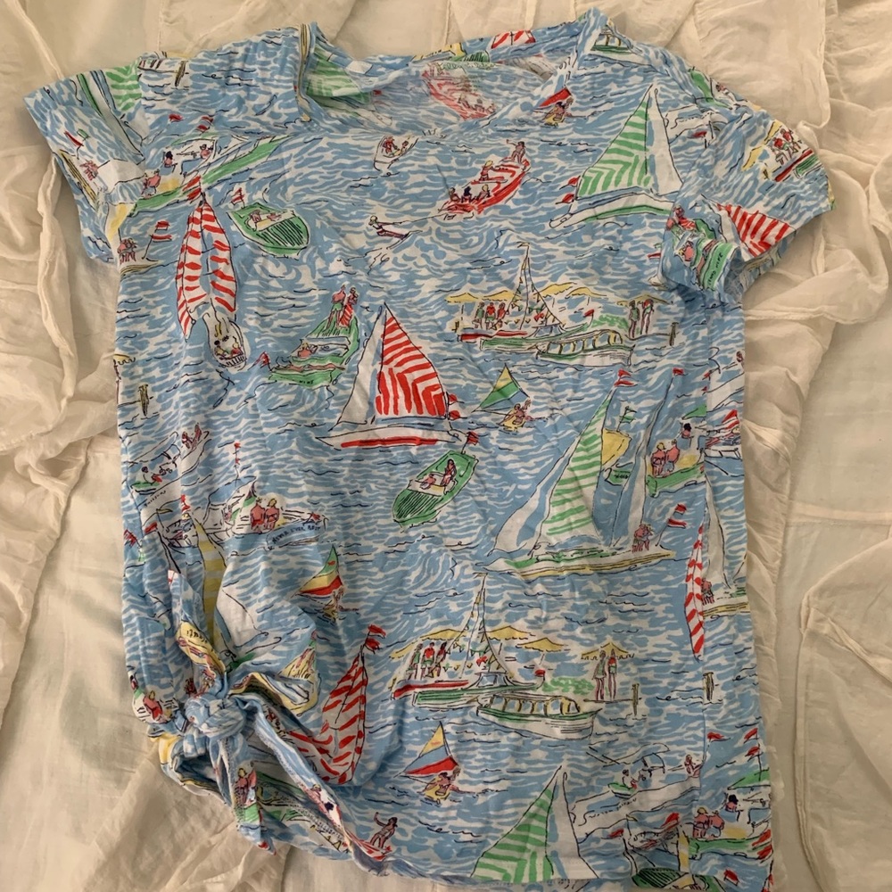 Cute Lilly Pulitzer tee with tie